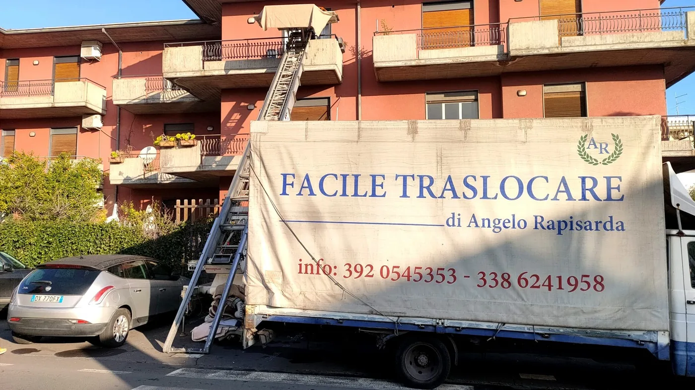 Camion e autoscala Facile Traslocare durante un intervento